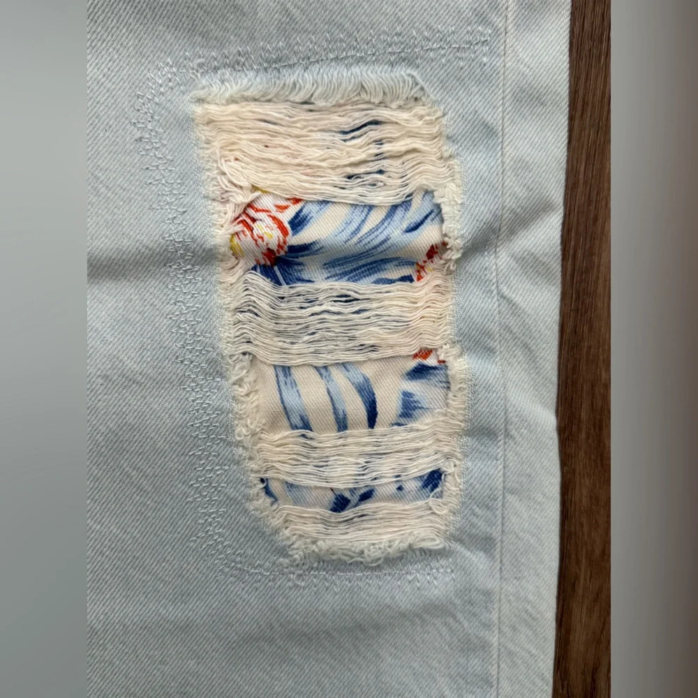 NWT Levi's 501 Cotton Ripped Tapered Juniors Women Jeans Size 24x28 - Picture 3 of 9